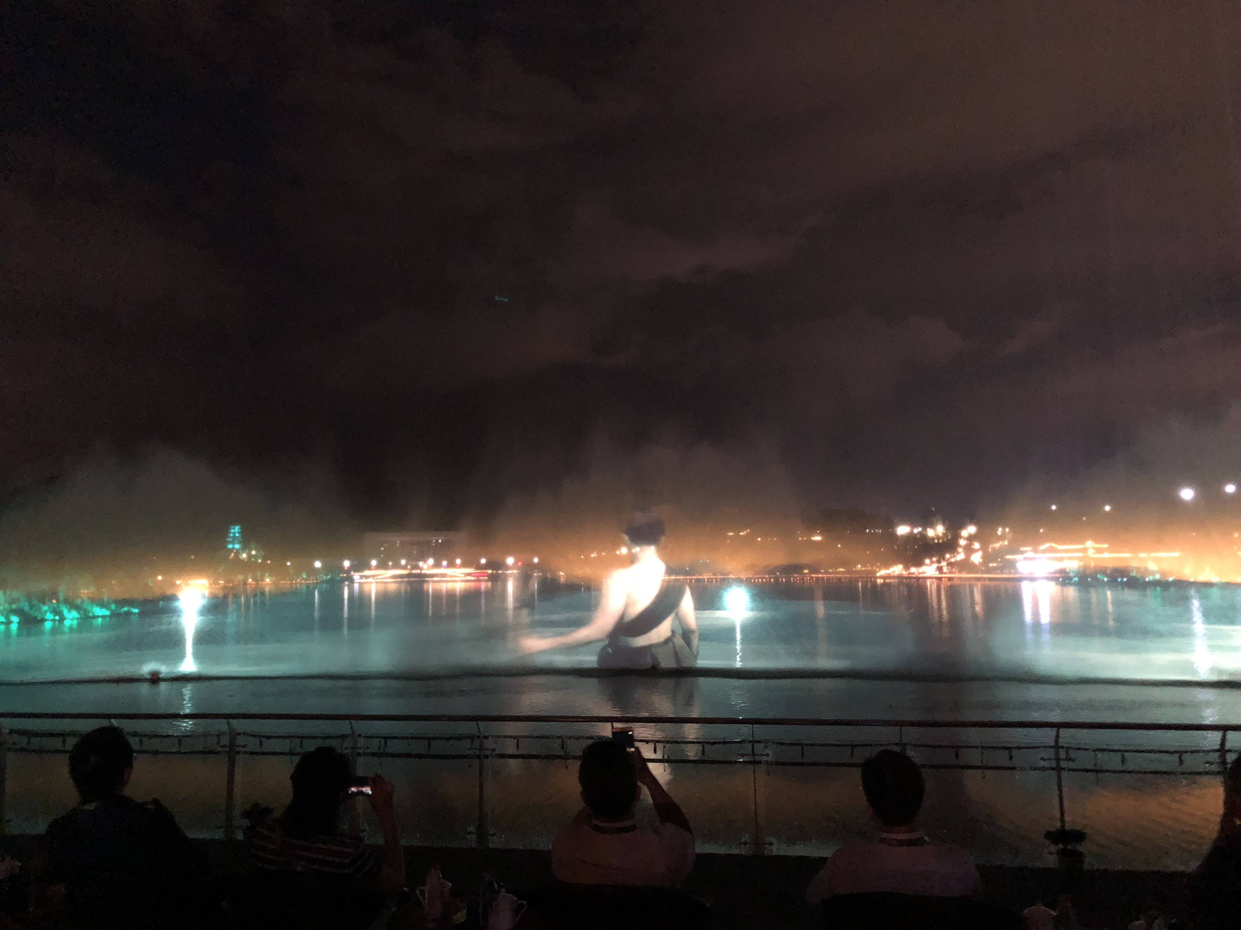 《遵道行义》全球最大的水幕投影 亮相遵义白鹭湖公园，挑战吉尼斯成功