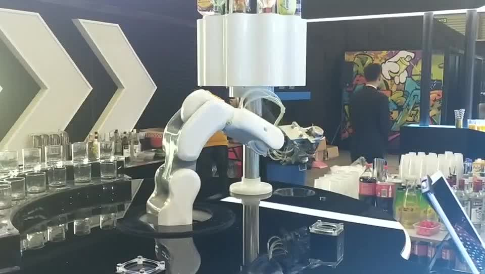 调酒机械臂 调酒机器人 机械臂自动调酒 灵动如仙科技