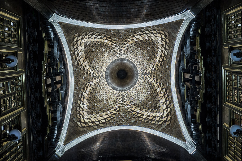 PARABÒLIC｜高迪建筑上的投影