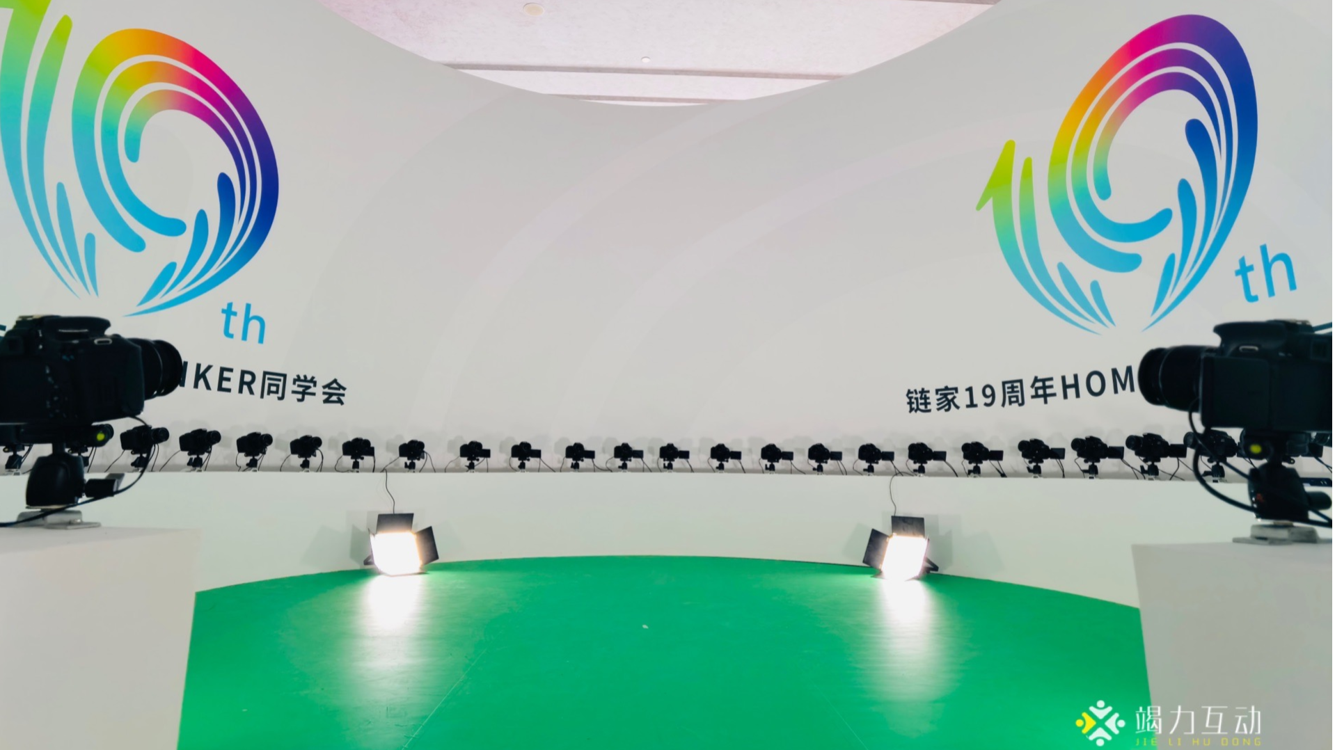 Sanya 360-degree bullet time photo interactive device