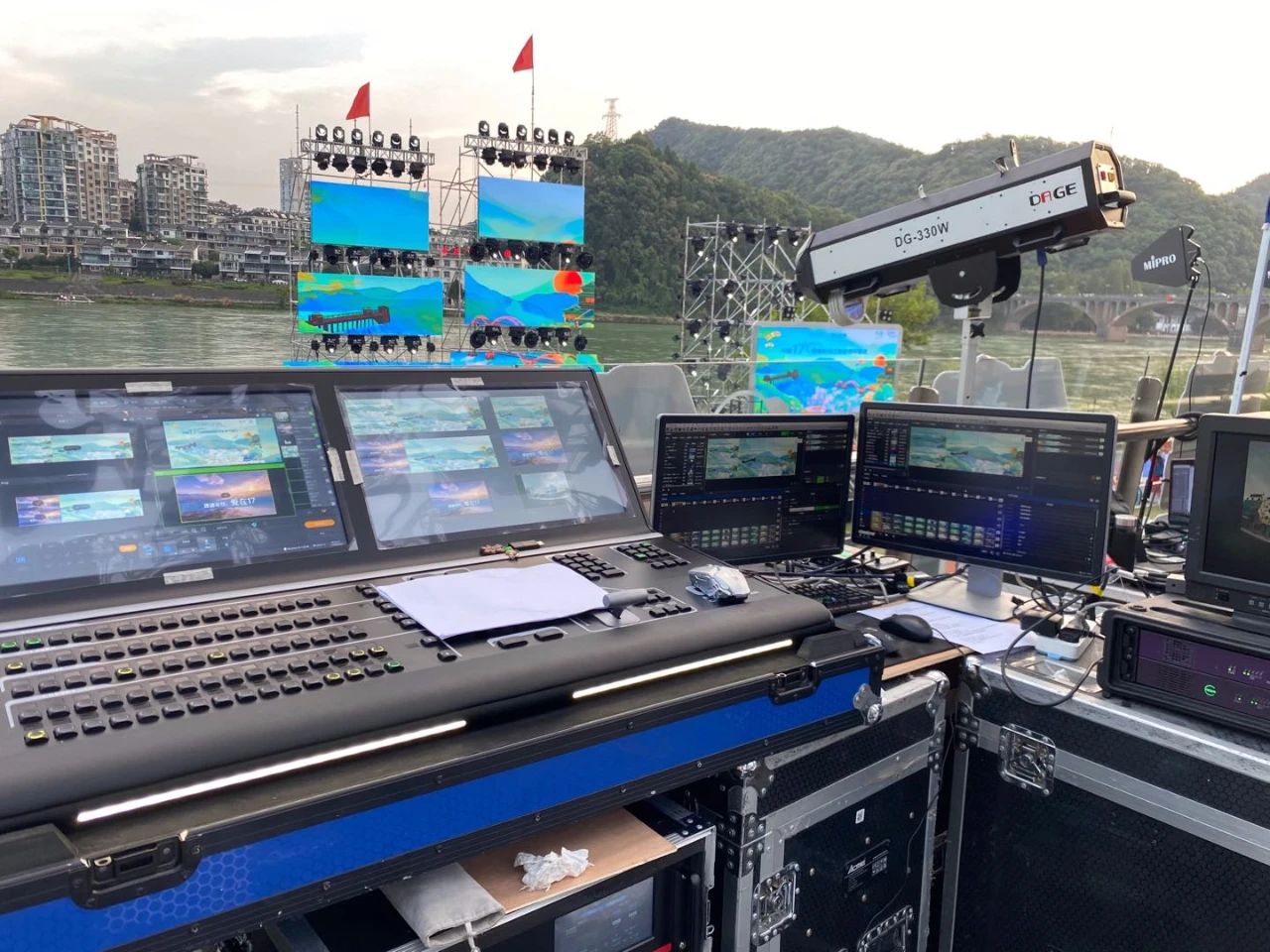 炎炎暑退茅斋静,阶下丛莎有露光 hirender s3临展项目8月集锦