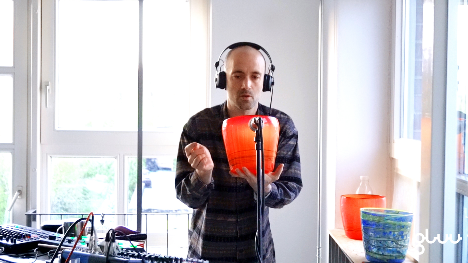 GLUU   -   [live looping performance]