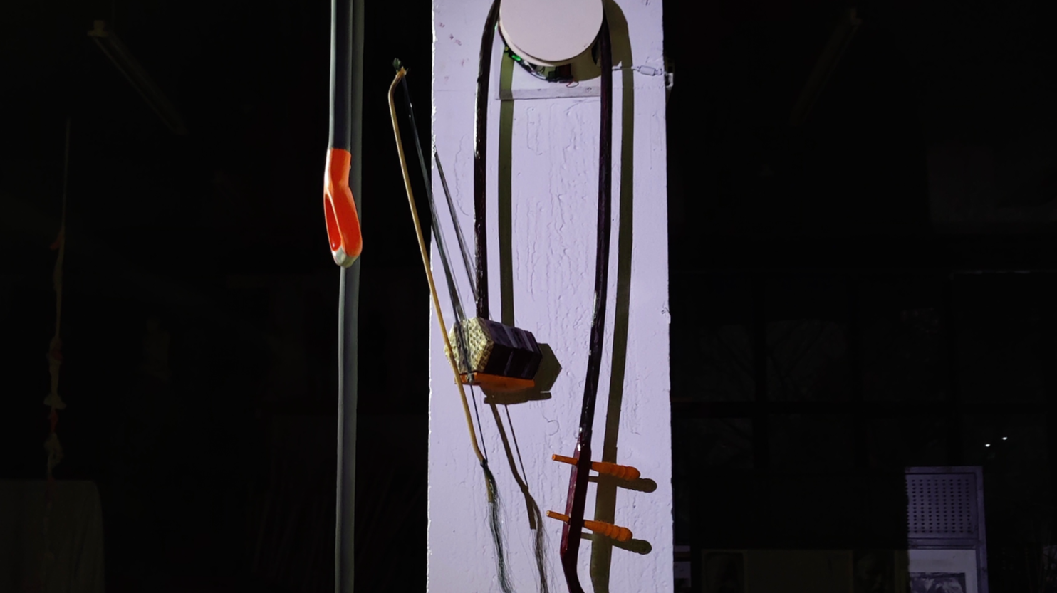 "Sleeping" dynamic installation art