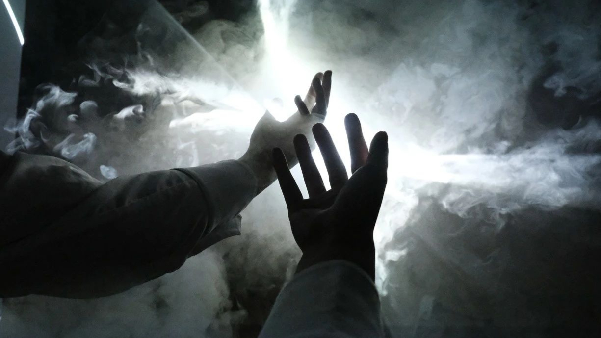 鱼果文化科技 | 阿那亚戏剧节沉浸式新媒体肢体剧场体验《First，Light》
