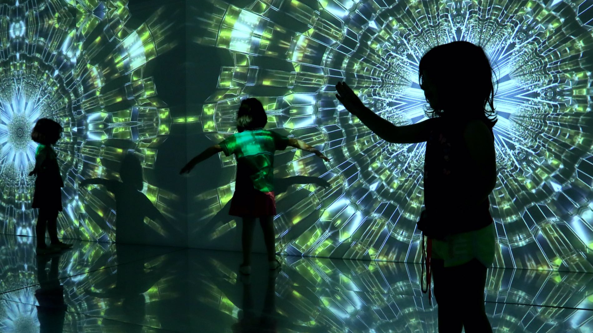 IMMERSIVE MIRROR ROOM