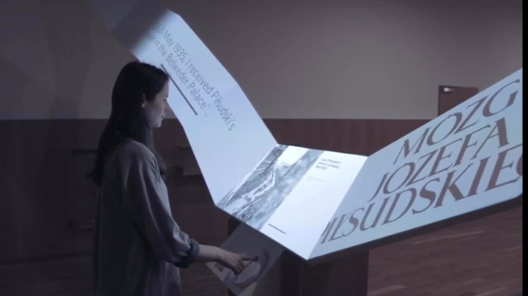 Multimedia interactive projection device rotating button synchronous video
