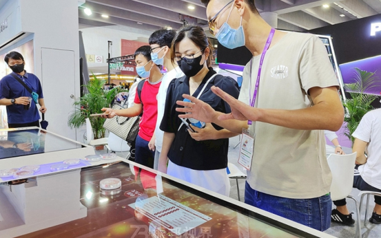 在展会中介绍互动桌功能