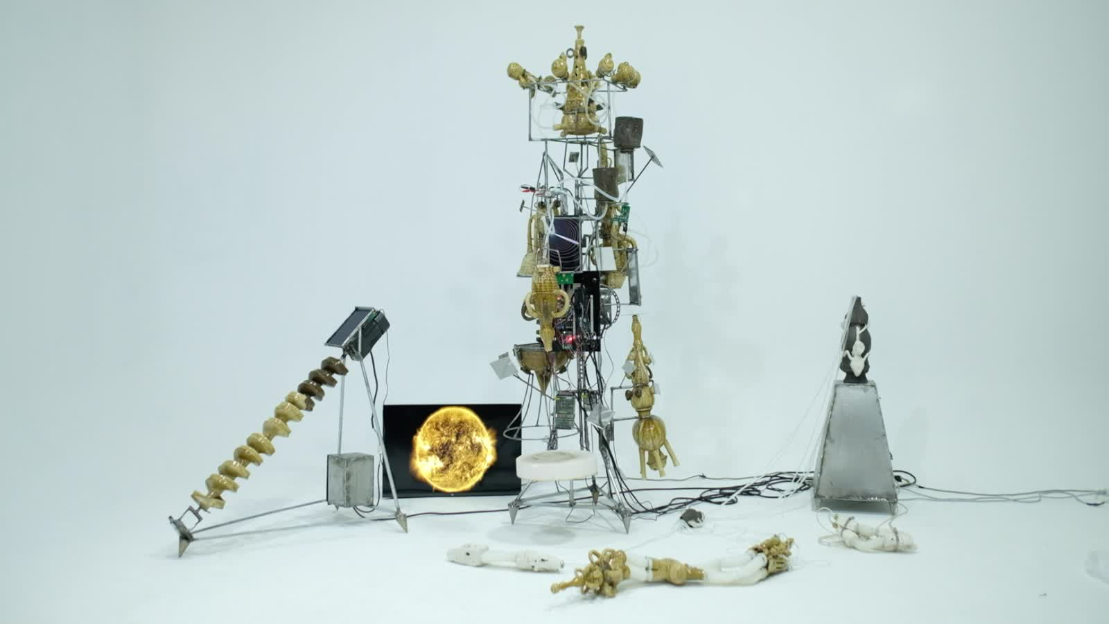 《数沙者》｜仿生蚯蚓太阳能陶瓷机器人艺术装置