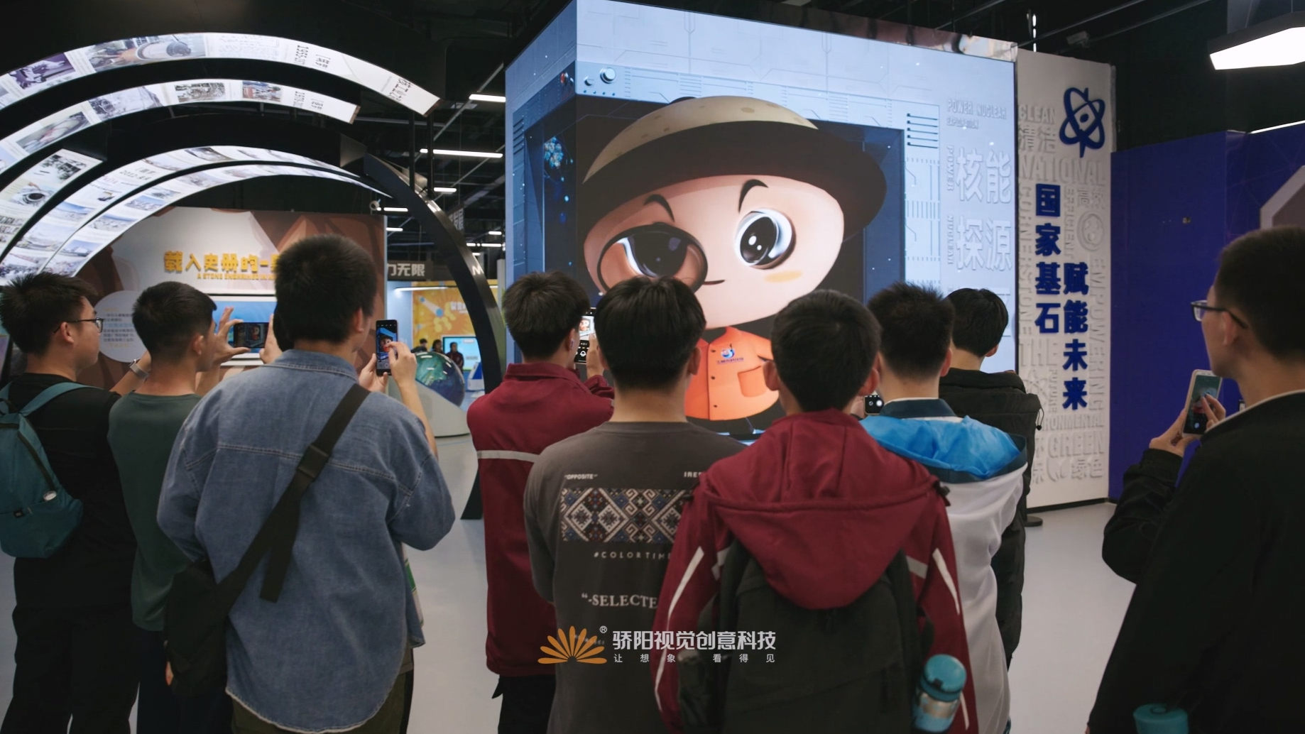 广西玉林科技馆，遭学生们围观的裸眼3D大屏！！！