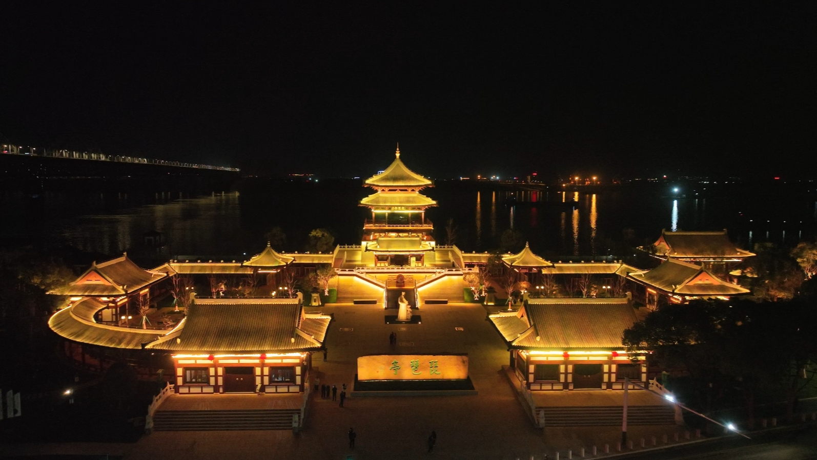 浔阳江畔，琵琶亭灯光秀演绎诗韵华章