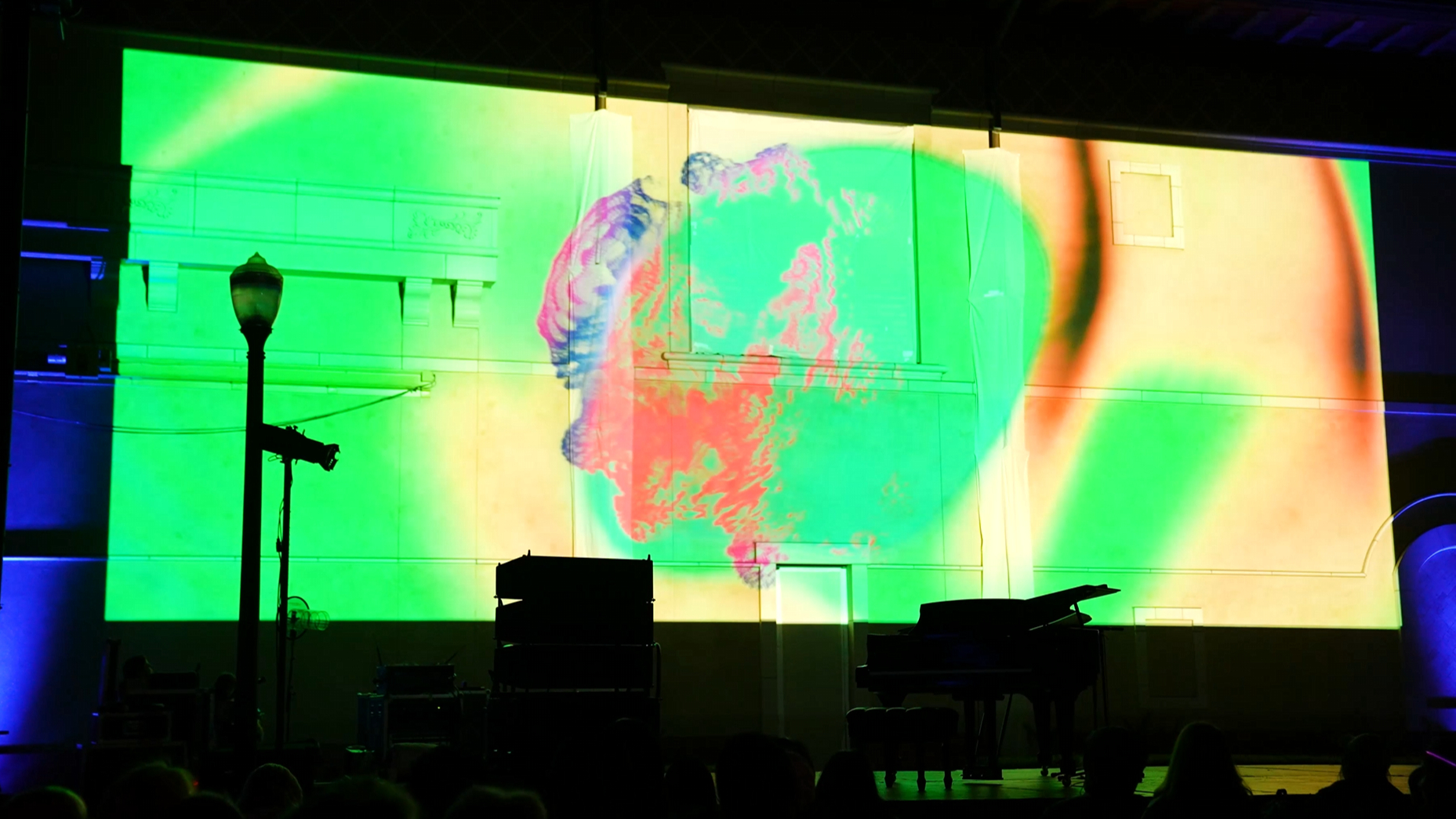 USC Rhythms + Visions Live4 户外光影秀，主舞台中插视觉片段