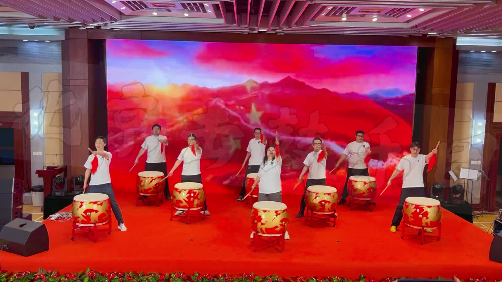 想知道零基础如何在舞台上大放异彩吗？北京击鼓乐团带来的中国人大鼓版零基础大鼓表演做到了！激昂鼓点，震撼全场，速来感受热血与力量