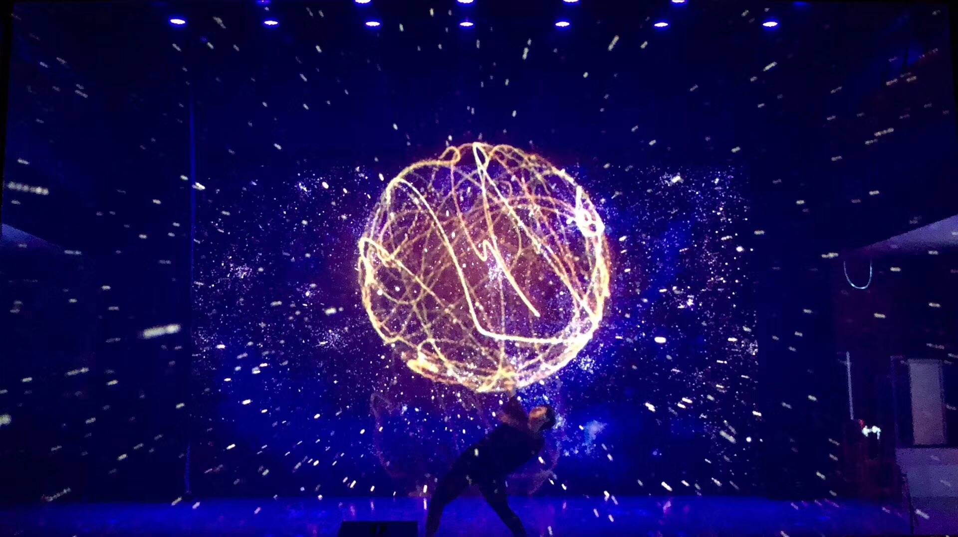 《墙上的斑点》舞台多媒体作品